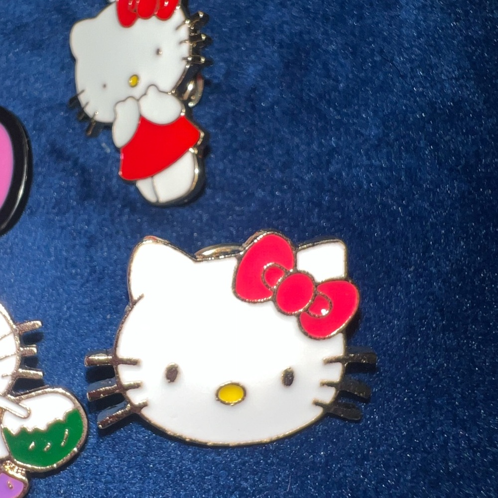 6x Hello Kitty pins - Picture 3 of 3